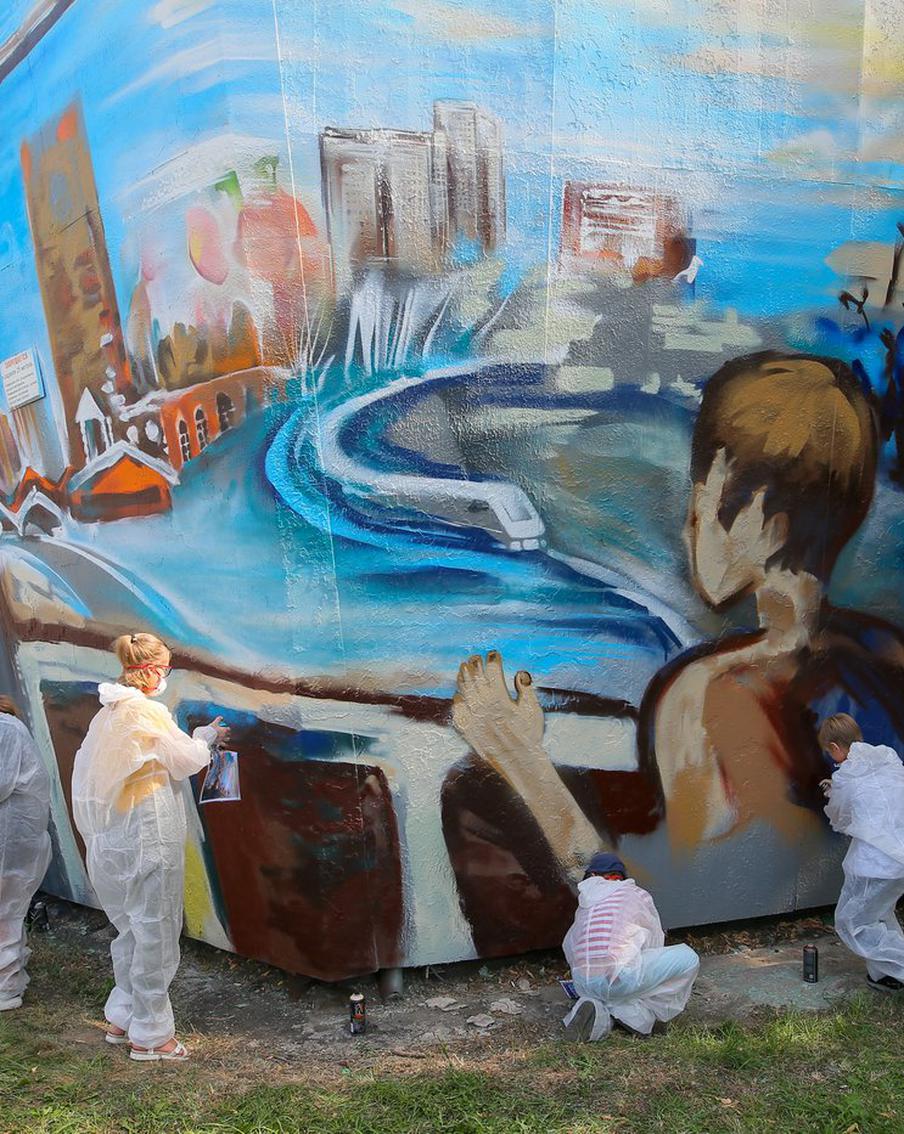 Депо и часовню теперь можно увидеть на вентиляционной шахте. На необычный объект нанесли рисунок юного художника