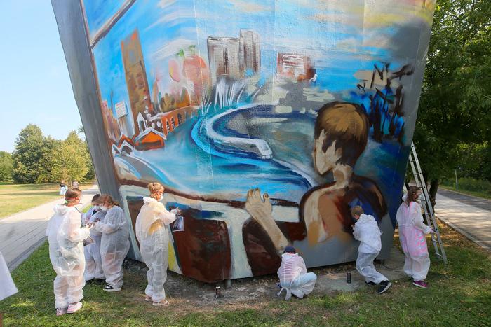 Депо и часовню теперь можно увидеть на вентиляционной шахте. На необычный объект нанесли рисунок юного художника