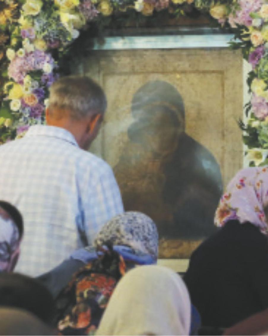 Жители столицы пришли в монастырь поклониться древней чудотворной иконе