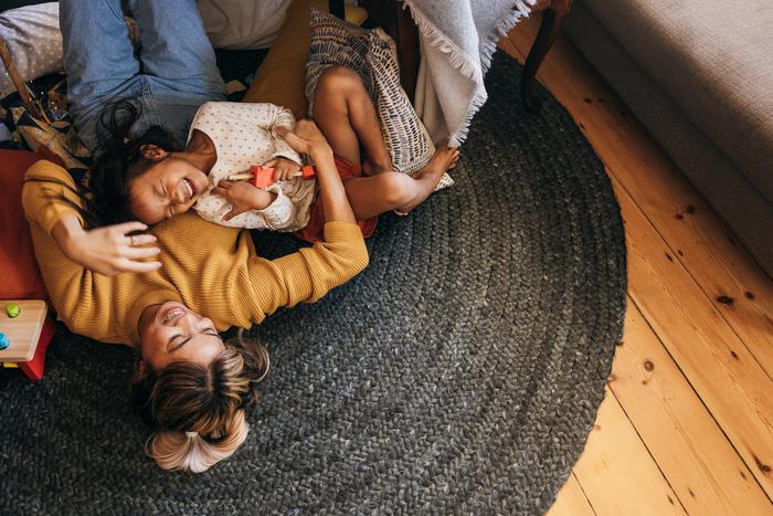 Смех – прекрасная штука: он снимает стресс, объединяет. Эксперт рассказала Metro, почему так важно смеяться вместе с ребёнком