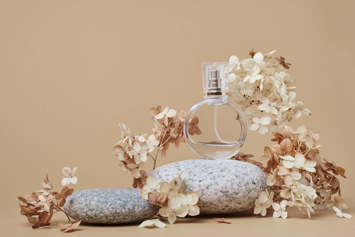 Амбра, дерево, шафран, ваниль и другие ноты, которые стоит искать в осенних ароматах