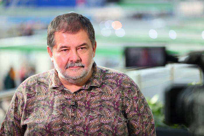 Фантасты в жизни: Сергей Лукьяненко рассказал о трендах в жанре и любви к креветкам