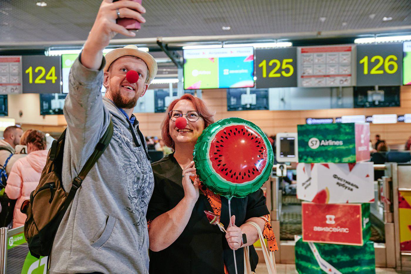 Установлен мировой рекорд по поеданию арбуза в небе