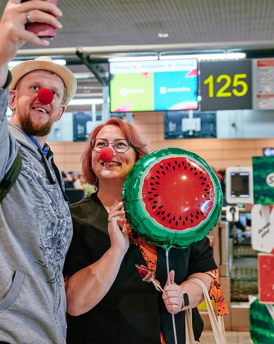 Установлен мировой рекорд по поеданию арбуза в небе