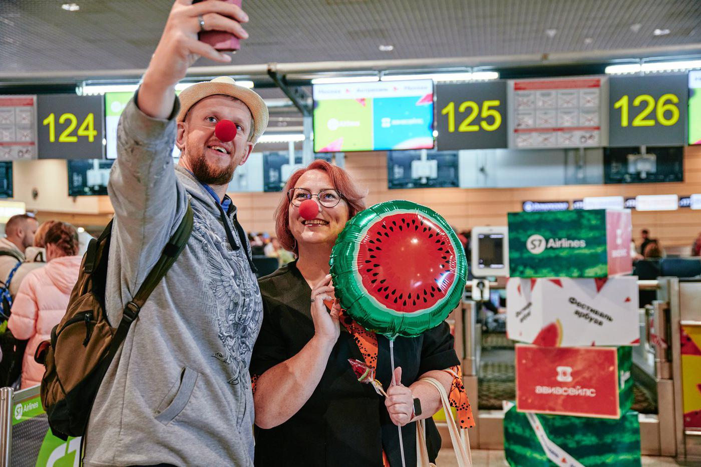 Установлен мировой рекорд по поеданию арбуза в небе