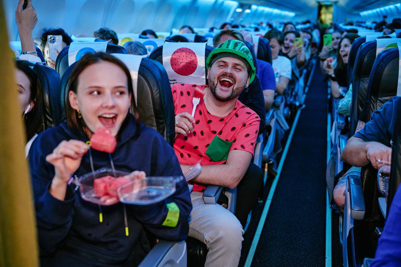 Установлен мировой рекорд по поеданию арбуза в небе