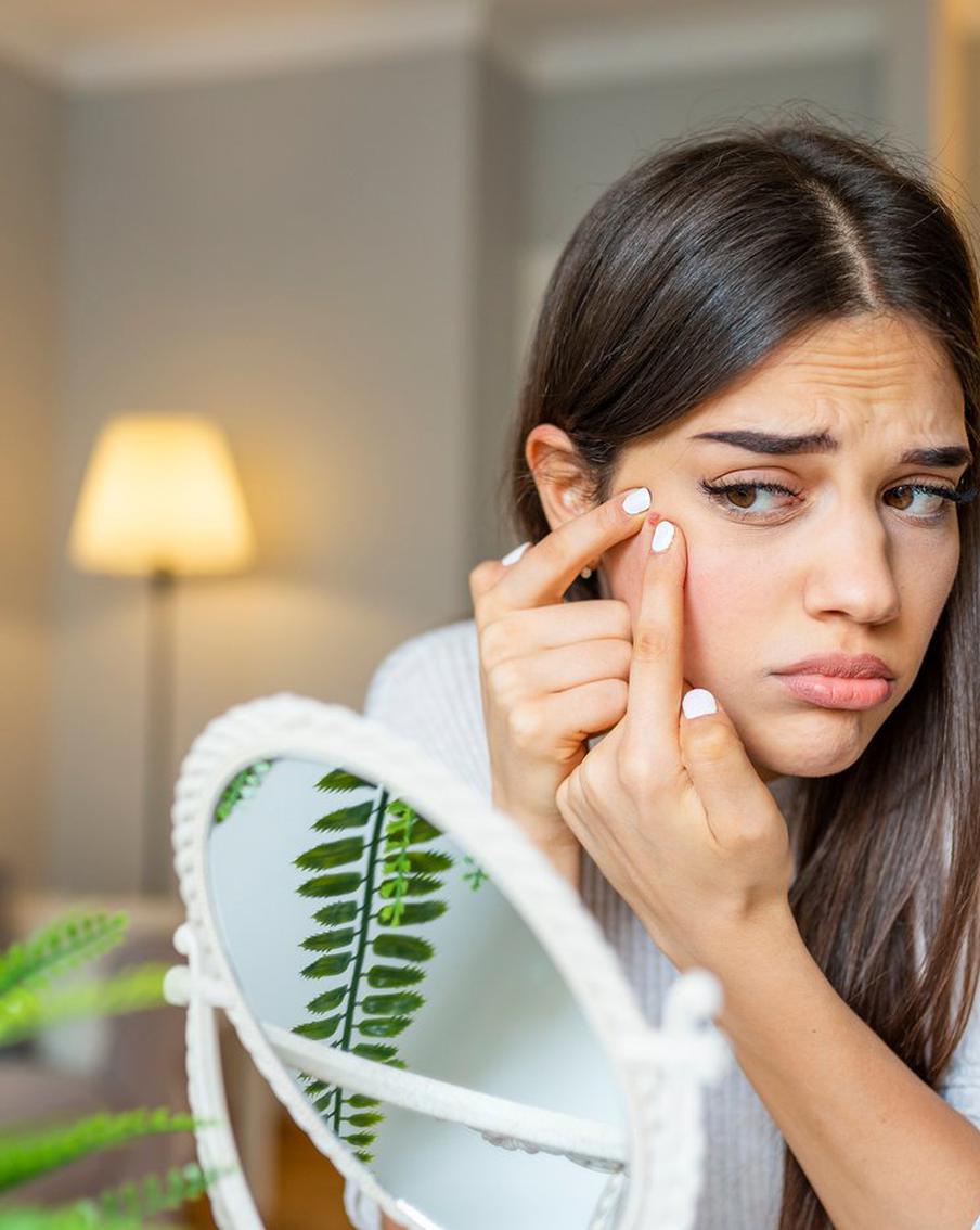 Прыщи появляются внезапно, зато внешность портят надолго. И, что важно, они ещё и угрожают нашему здоровью