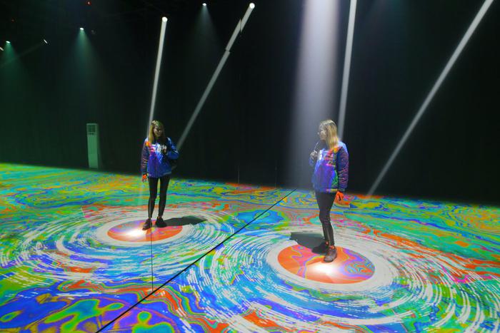 На световой инсталляции репортёр Metro ощутила себя звездой сцены. И неспроста, ведь создатели проекта – авторы светового шоу Billie Eilish, Drake, Weeknd