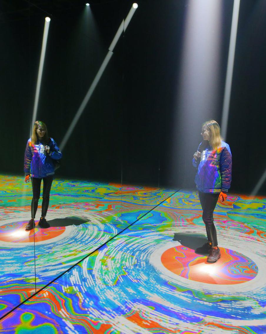 На световой инсталляции репортёр Metro ощутила себя звездой сцены. И неспроста, ведь создатели проекта – авторы светового шоу Billie Eilish, Drake, Weeknd