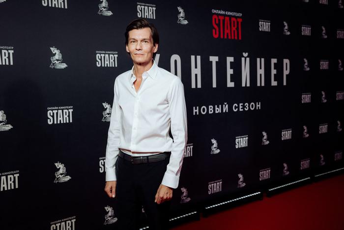 Филипп Янковский любит московское метро и верит в вампиров. Об этом артист рассказал на премьере второго сезона сериала "Контейнер"