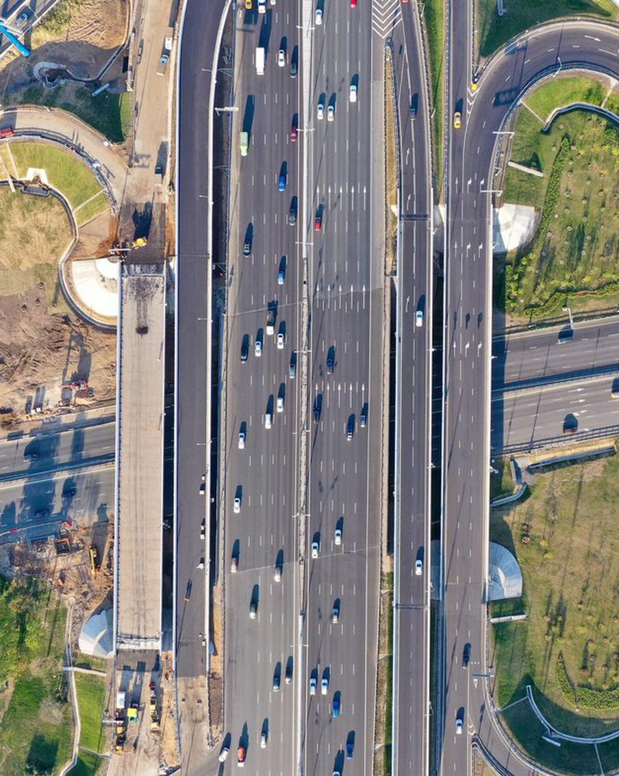 Город пополнился обновлённой развязкой. Теперь машины в районе Осташковского шоссе поедут быстрее