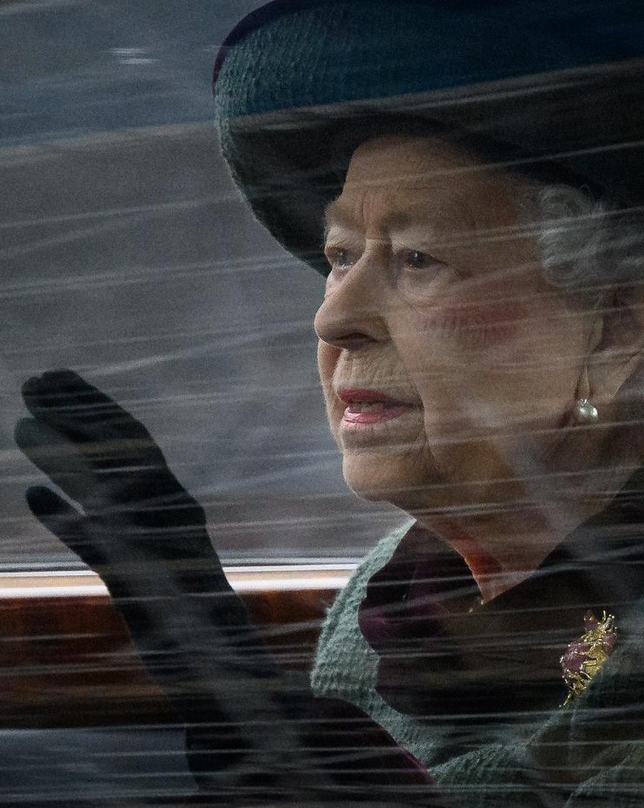 Ушла из жизни королева Великобритании Елизавета II. Как приняли удар британцы