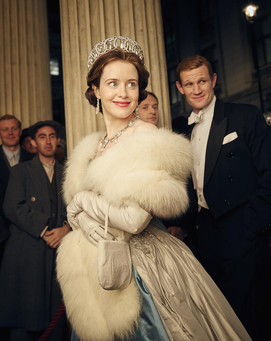 Девушка Бонда и кукла Барби: как королева Елизавета II стала героиней популярной культуры