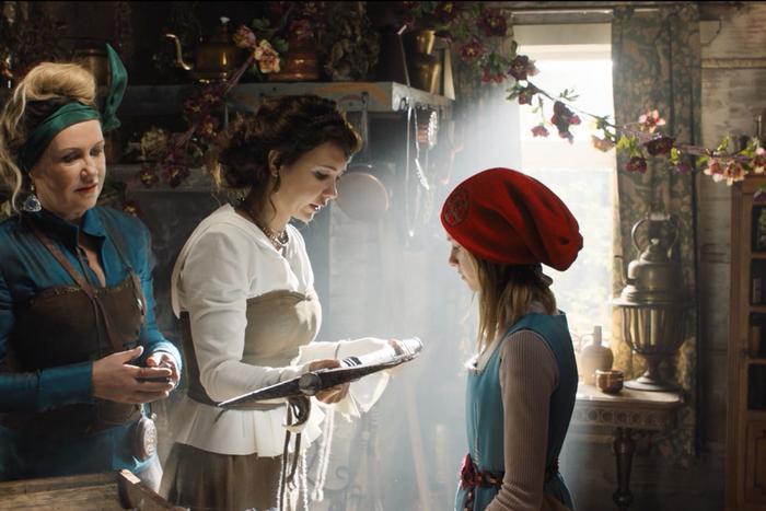 В новом фильме Красная Шапочка носит шапку-гуляйку, а Волк выглядит как Карл Лагерфельд