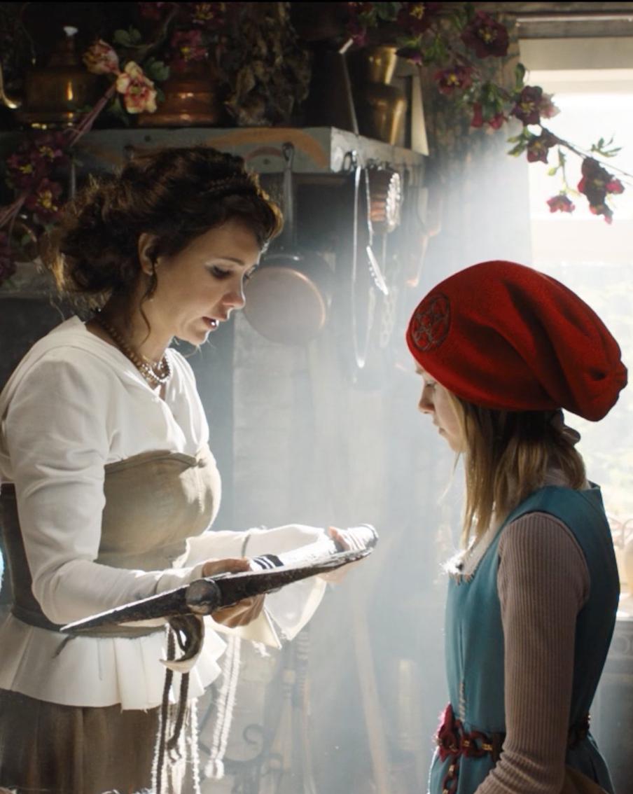 В новом фильме Красная Шапочка носит шапку-гуляйку, а Волк выглядит как Карл Лагерфельд