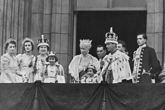 Елизавета II могла и не стать легендой Великобритании. На её раннюю коронацию повлияли два события