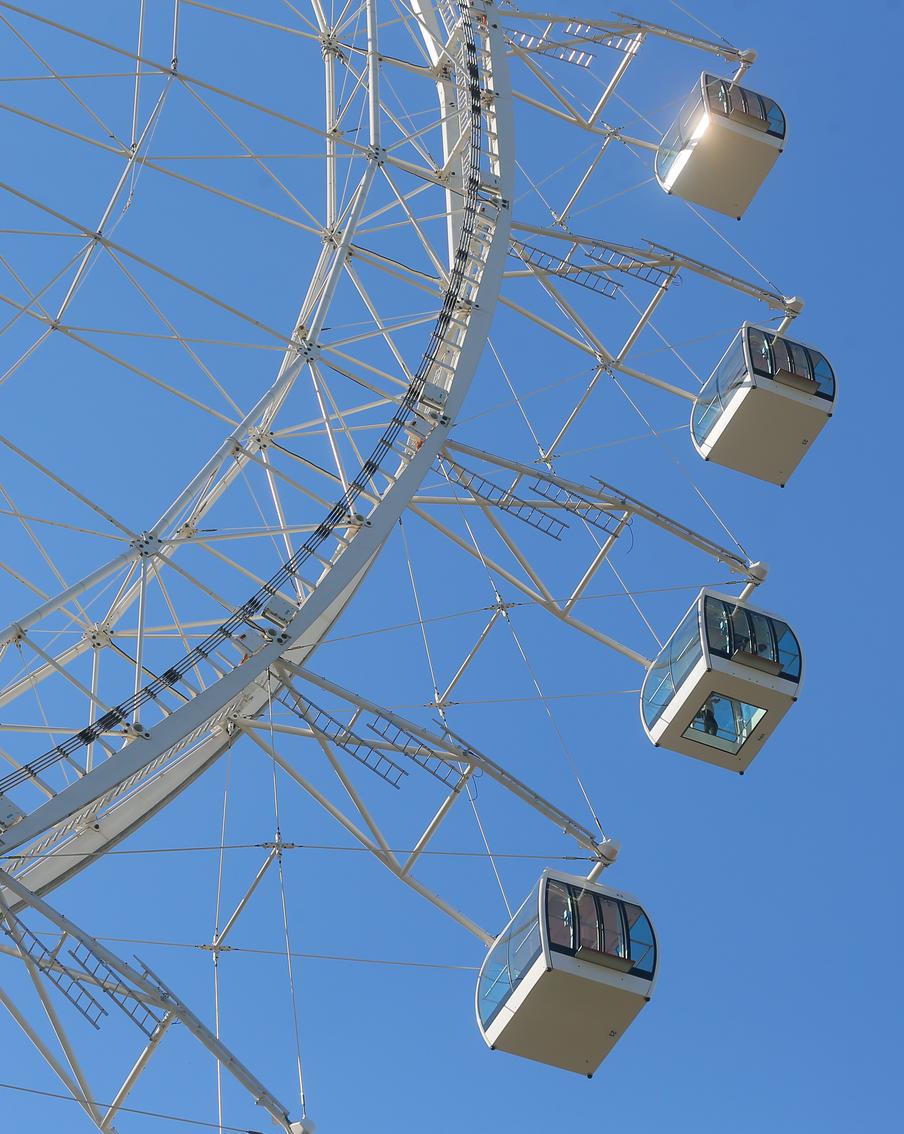 На ВДНХ открылось колесо обозрения "Солнце Москвы". Одним из первых его оценила репортёр Metro