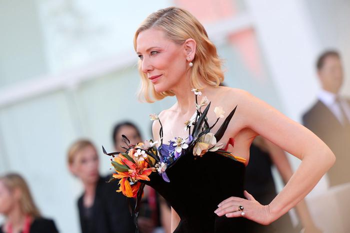 Кейт Бланшетт, Крис Пайн, Ана де Армас и другие. Самые яркие наряды Венецианского кинофестиваля