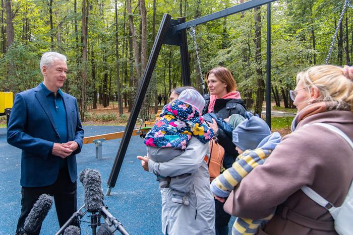 Сергей Собянин осмотрел обновлённую территорию Щукинского парка и Всехсвятской рощи