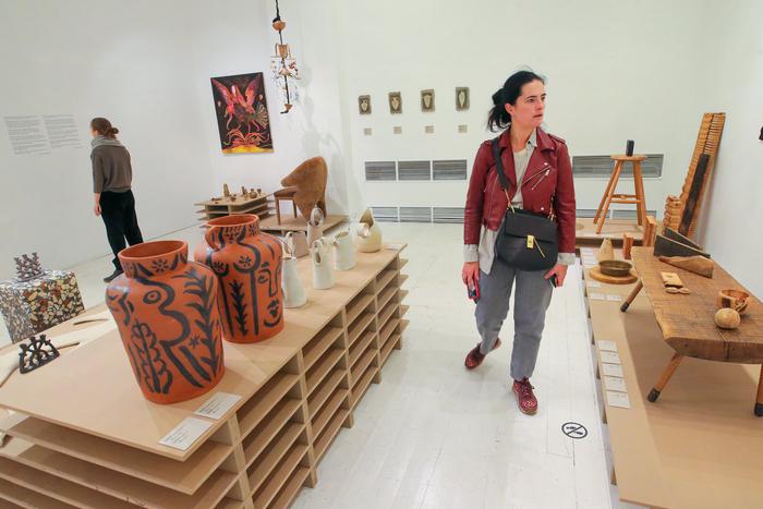 Стулу грустно, а вязаная лампа улыбается. В столице открылась выставка предметов интерьера