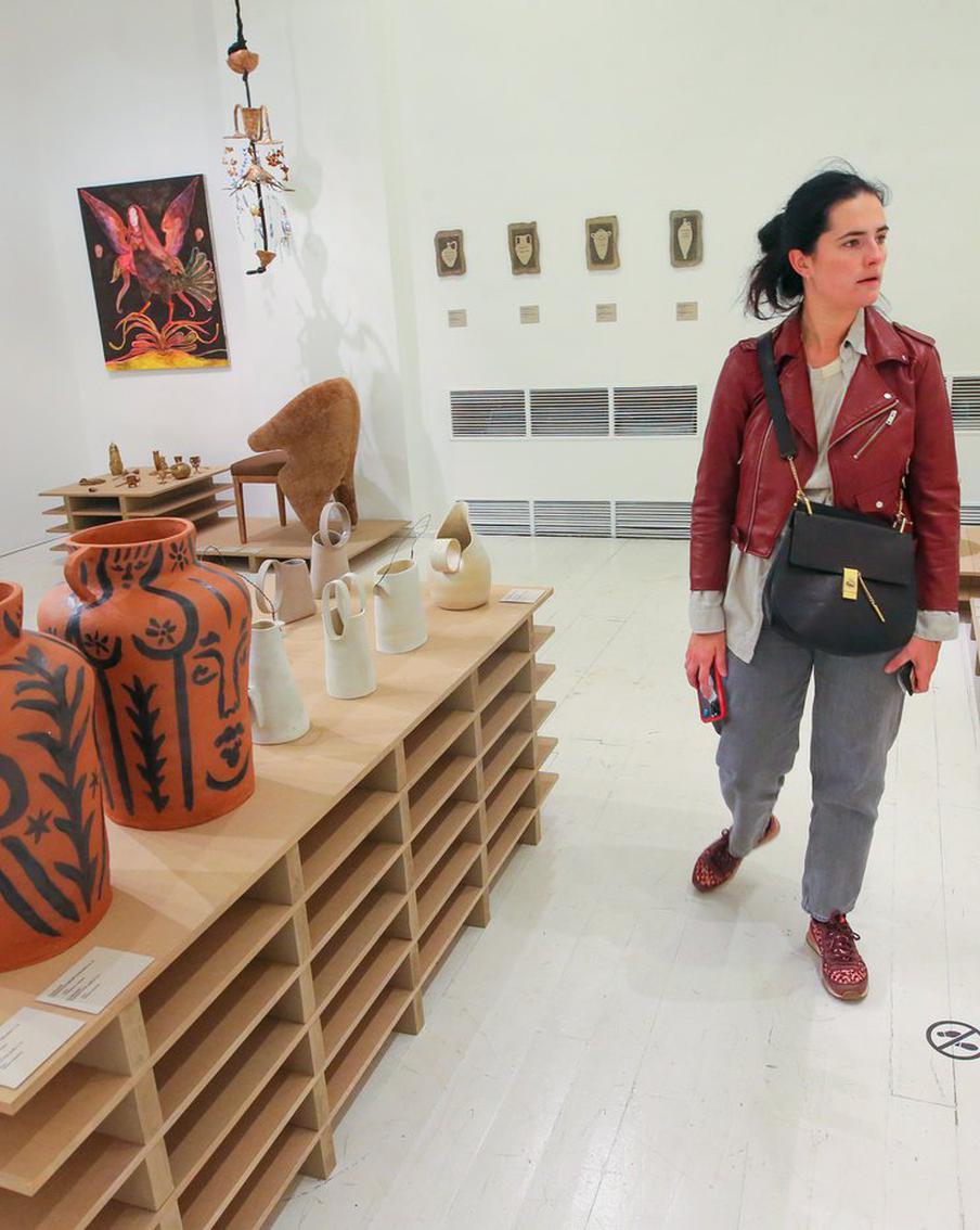 Стулу грустно, а вязаная лампа улыбается. В столице открылась выставка предметов интерьера