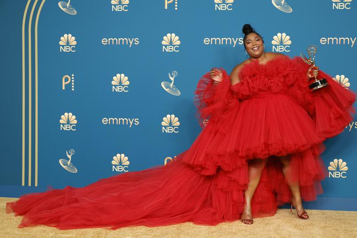 Самые стильные и провальные наряды с церемонии вручения премии "Эмми"-2022