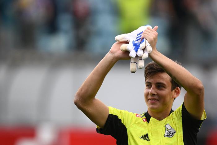 Юный вратарь принес победу "Локомотиву", а команда блогеров требует переигровки