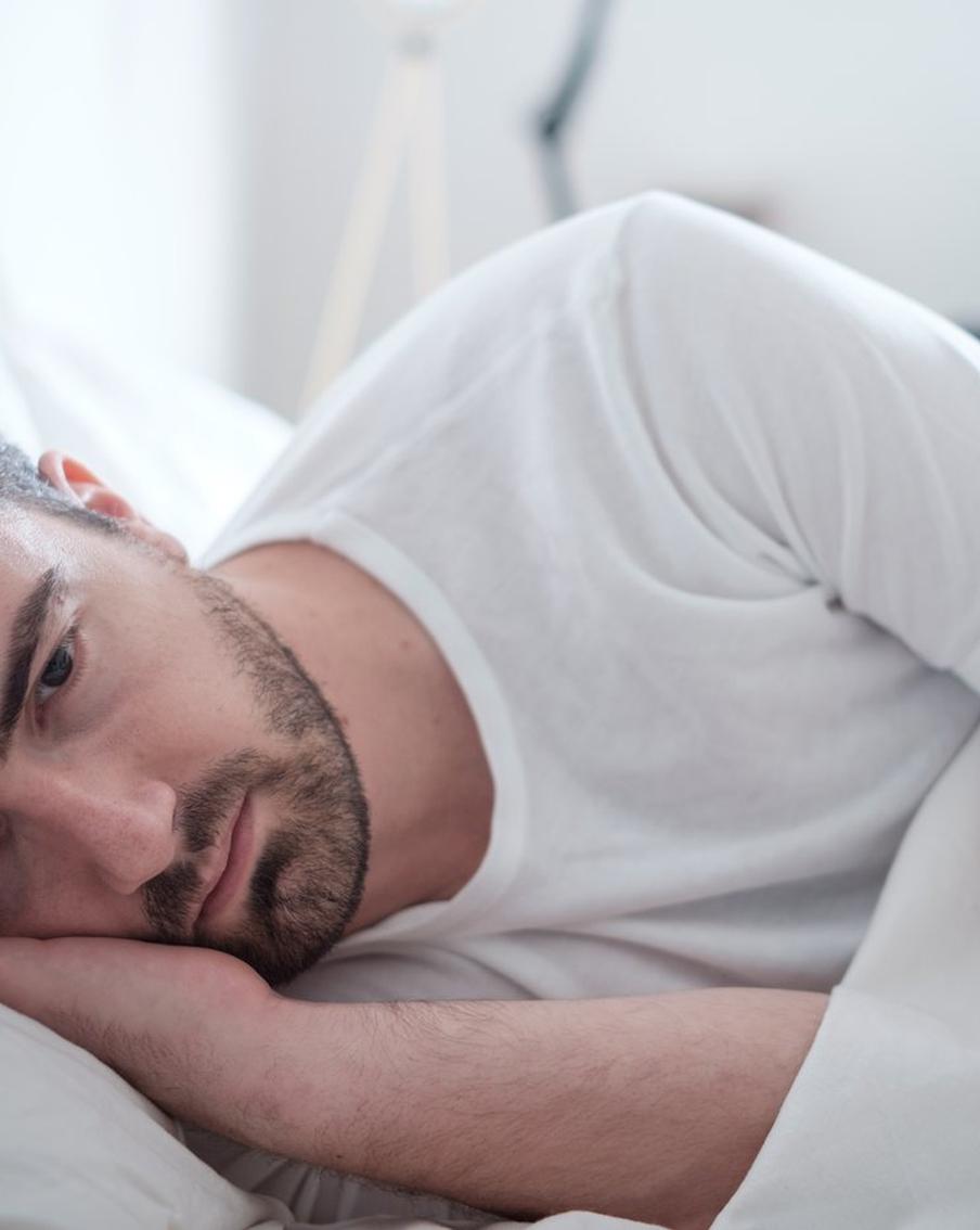 Как побороть тревогу и помочь себе быстро уснуть? Собрали действенные советы и упражнения