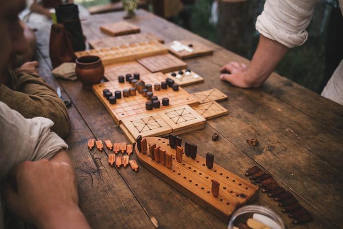 Если надоели "Монополия" и "Имаджинариум", поиграйте в средневековые настолки – "Мельницу" и "Хнефатафл"