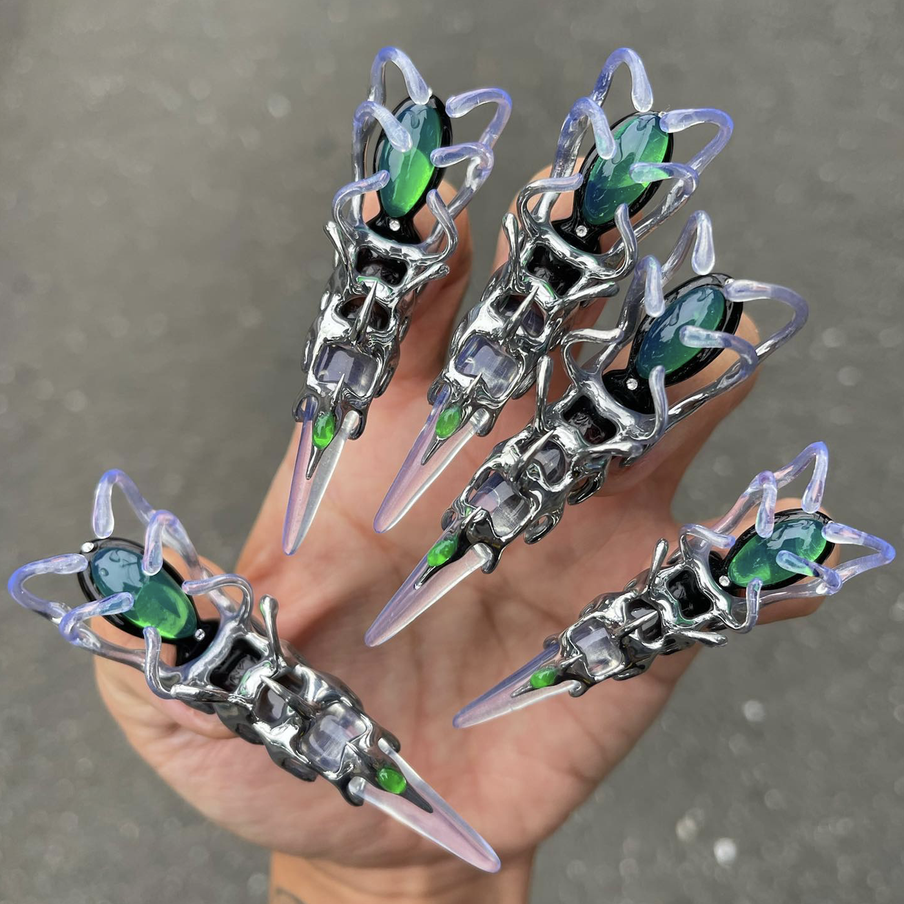 Работа Томое Накагава.