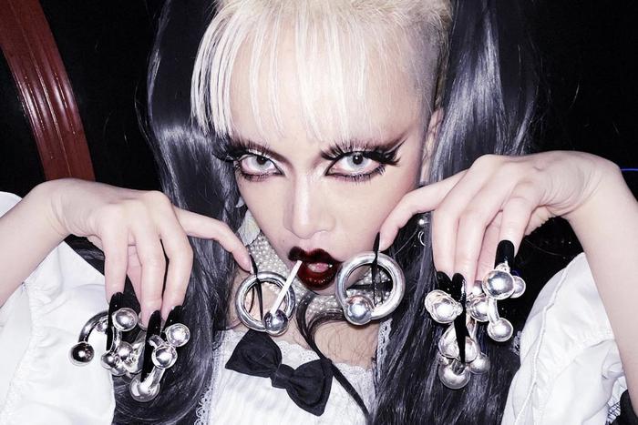 Японский рыбак решил заняться ноготочками и создаёт невероятный дизайн