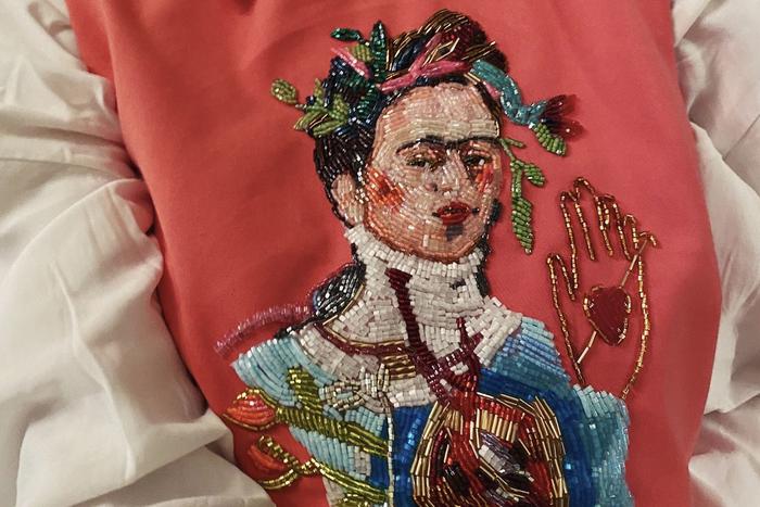 "Офис" на воротничке и Фрида на груди: дизайнер из Майкопа делает потрясающие вышивки бисером