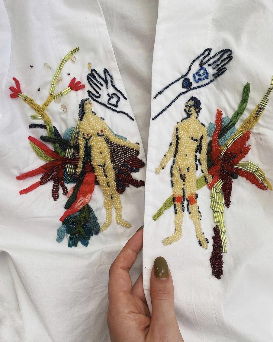 Карта Таро "Влюблённые" на рубашке.