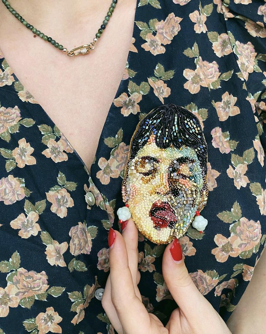 Брошь с работой художника Вильгельма Трюбнера "Горгона".