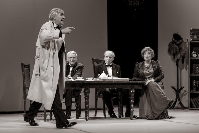 В Театре им. Моссовета прошла премьера спектакля "Соло для часов с боем" – о стариках, которые так хотят быть молодыми