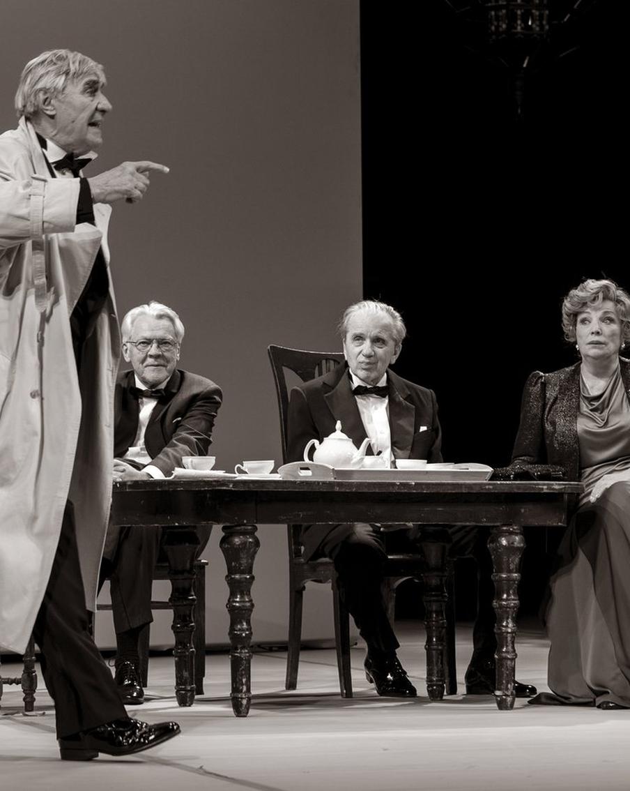 В Театре им. Моссовета прошла премьера спектакля "Соло для часов с боем" – о стариках, которые так хотят быть молодыми