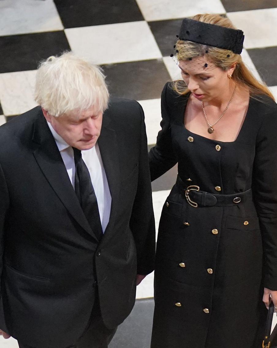 Похороны Елизаветы II должны были пройти строго по церемониалу, однако без "сучков и задоринок" не обошлось