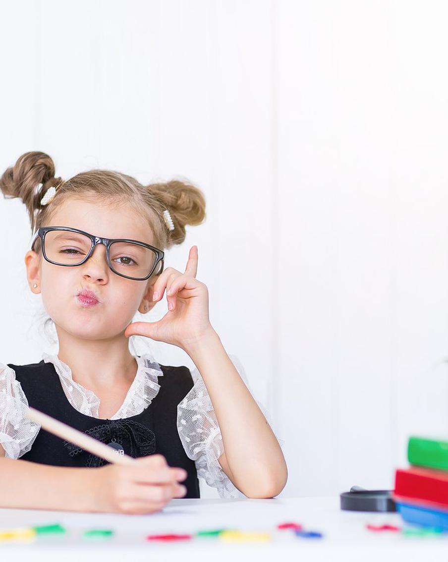 Родители нечасто замечают, что дети стали хуже видеть. А ведь проблемы со зрением мешают учёбе