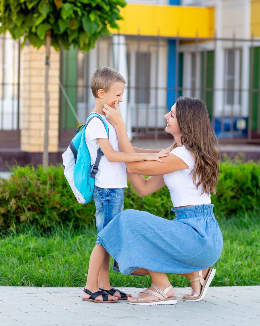 Первоклашки порой плохо приспосабливаются к школе. Причина заключается в неверном поведении родителей
