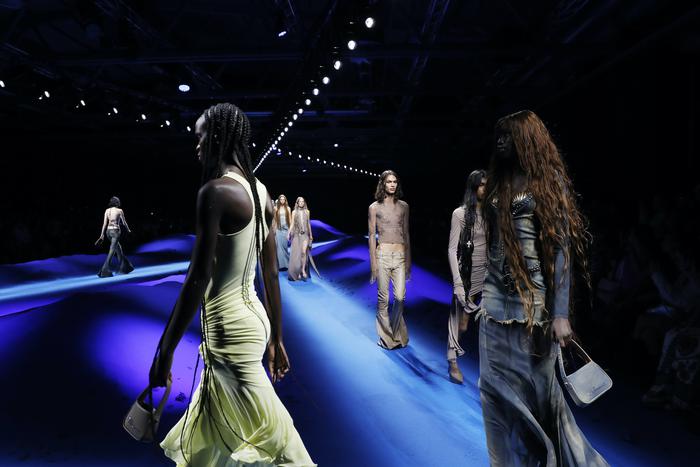 Коллекция в честь Ким Кардашьян и толпа близнецов: чем запомнилась Неделя моды в Милане