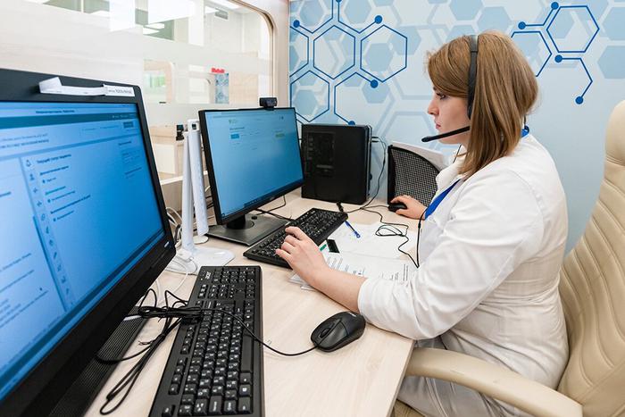 Телемедицина позволяет москвичам избежать лишних визитов в поликлиники. С февраля этот сервис используют столичные медики