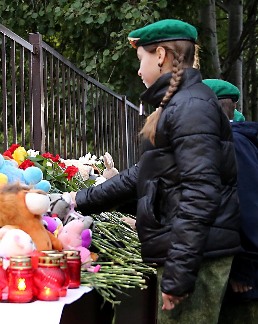 Ижевск погрузился в траур. Вооружённый мужчина ворвался в школу во время урока и устроил стрельбу