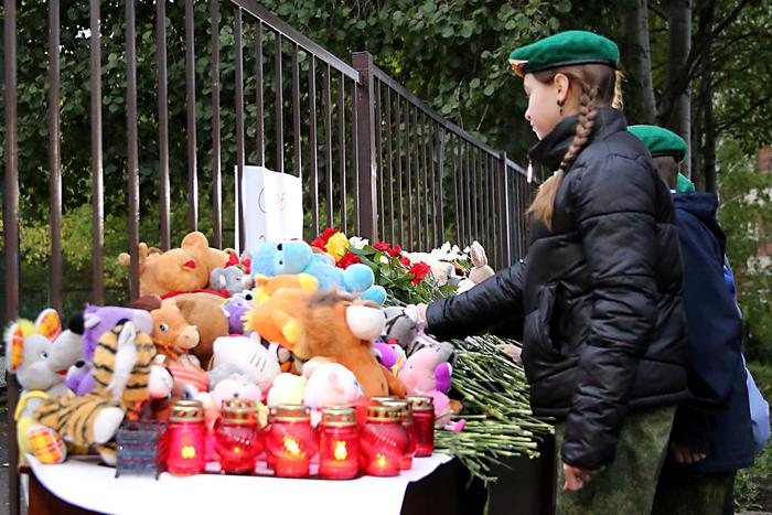 Ижевск погрузился в траур. Вооружённый мужчина ворвался в школу во время урока и устроил стрельбу