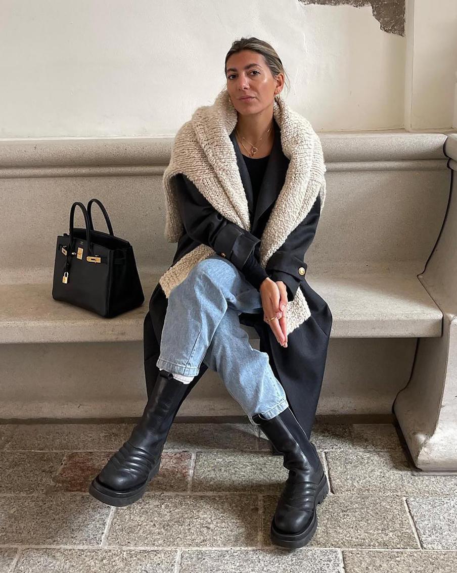 Стильный приём – свитер можно накидывать на пальто и носить как шарф.