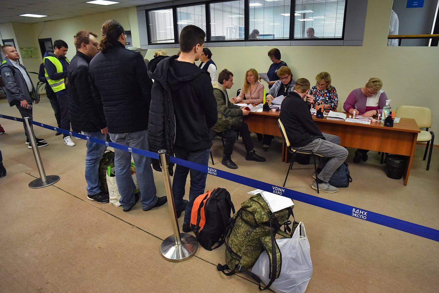 Москвичи продолжают прибывать на временные мобилизационные пункты
