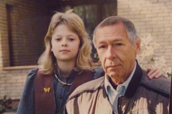 Внучка Олега Ефремова носит его плащи и костюмы. Узнали, каким дедом был знаменитый актёр и театральный реформатор