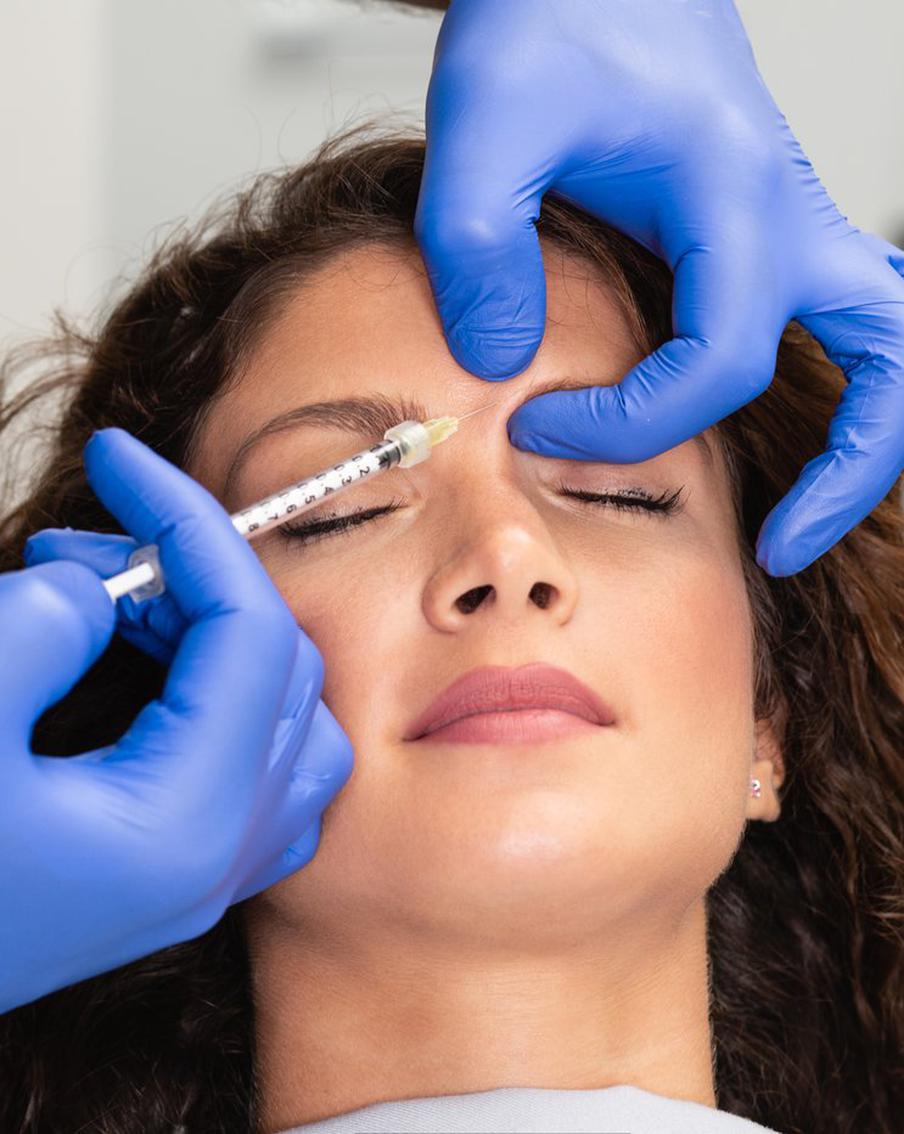 Мы стареем, что, разумеется, сказывается на внешнем виде. Какие процедуры позволят сохранить молодость лица как можно дольше