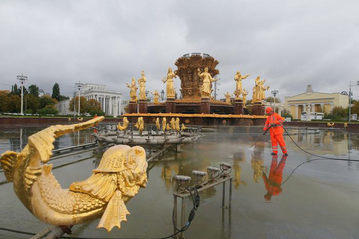 Сезон фонтанов завершён: столичные коммунальщики промыли и законсервировали "Дружбу народов"