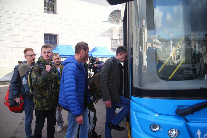 Житель Москвы добровольно пришел в мобилизационный пункт за повесткой. Он рассказал, что сразу взял с собой необходимые вещи