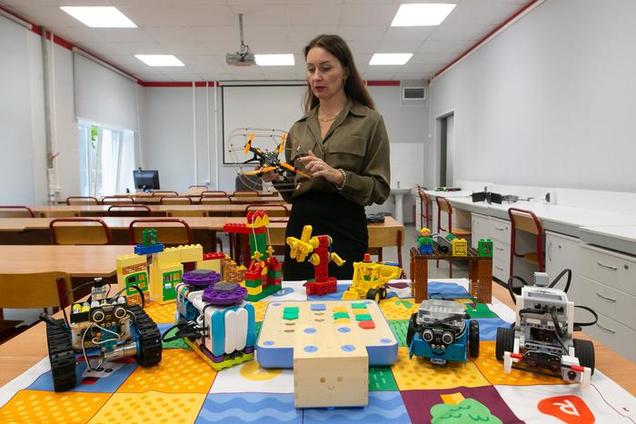 Роботы рассказывают сказки малышам и учат школьников правилам дорожного движения. Играем в современные игрушки с педагогом